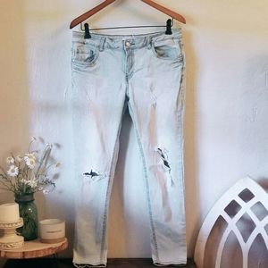 Mid Rise/ Distressed/ Skinny Jean/